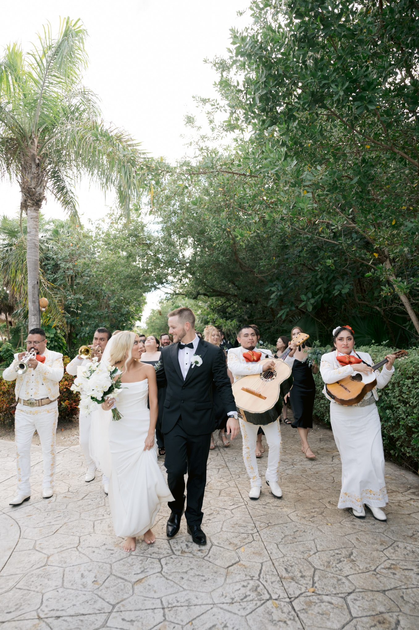 Valentin Imperial, accompanied by mariachis